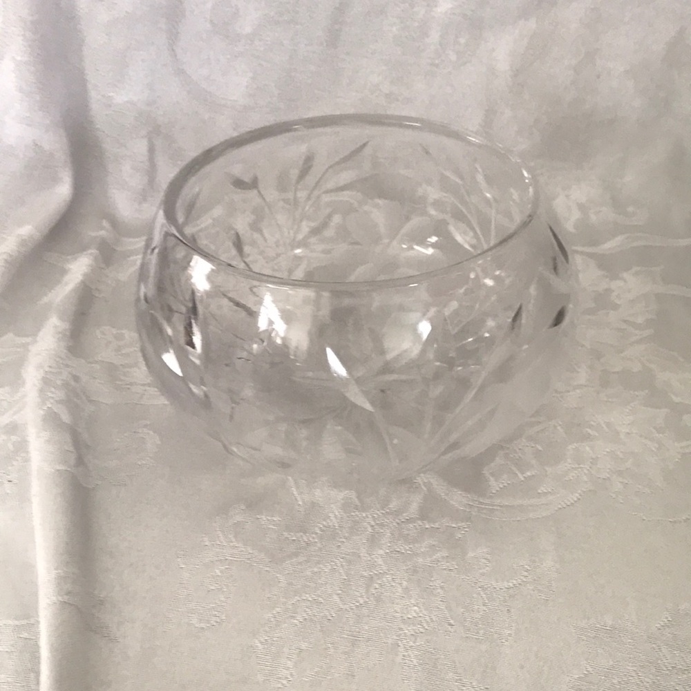 5 inch round bowl with leaf and flower design